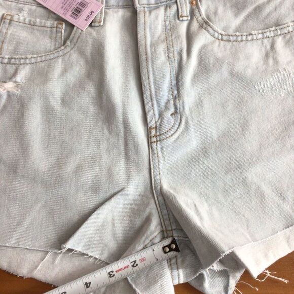 Woman’s Wild Fable Light Wash Super High Rise Cutoff Shorts‎ 4 - Picture 6 of 7